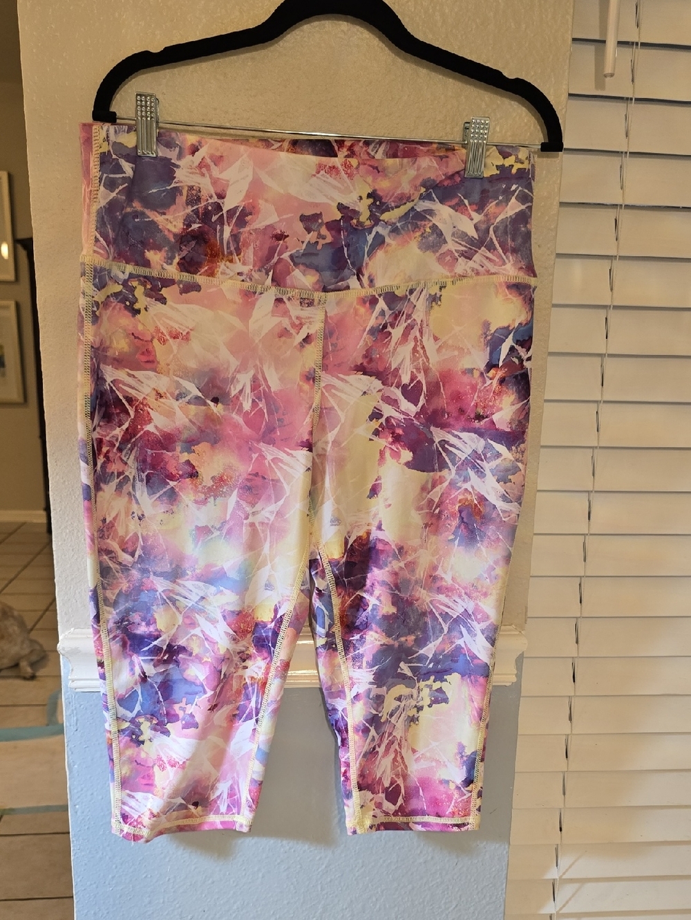 BRISAS LEGGINGS. Abstract Watercolor Print Crop Leggings - Pink, Purple, Yellow